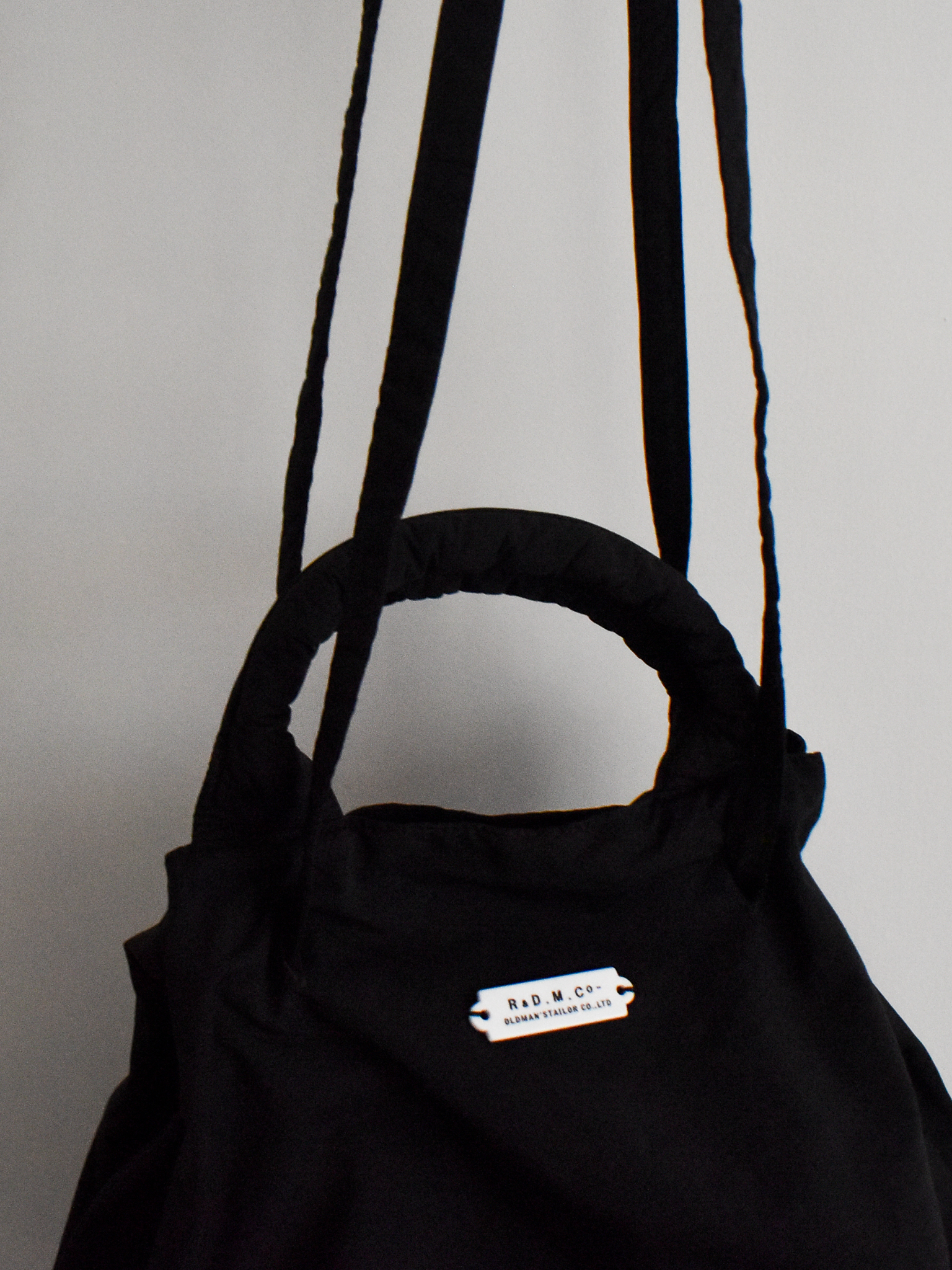 black drawstring bolsa