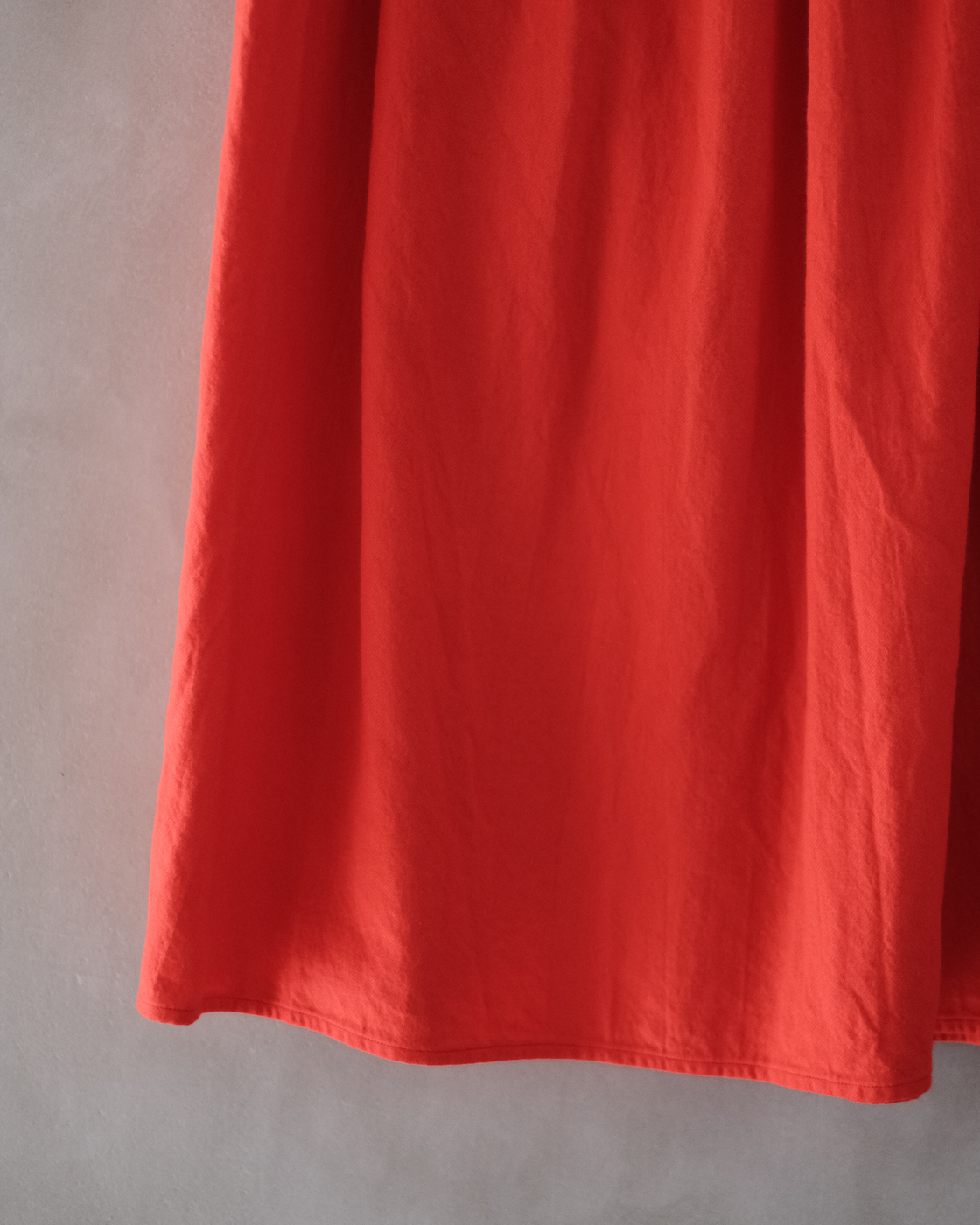 2024aw ゴーシュ　オーガニックツイルギャザースカート　朱赤　タグ付き 2024aw ゴーシュ オーガニックツイルギャザースカート 朱赤 タグ付き