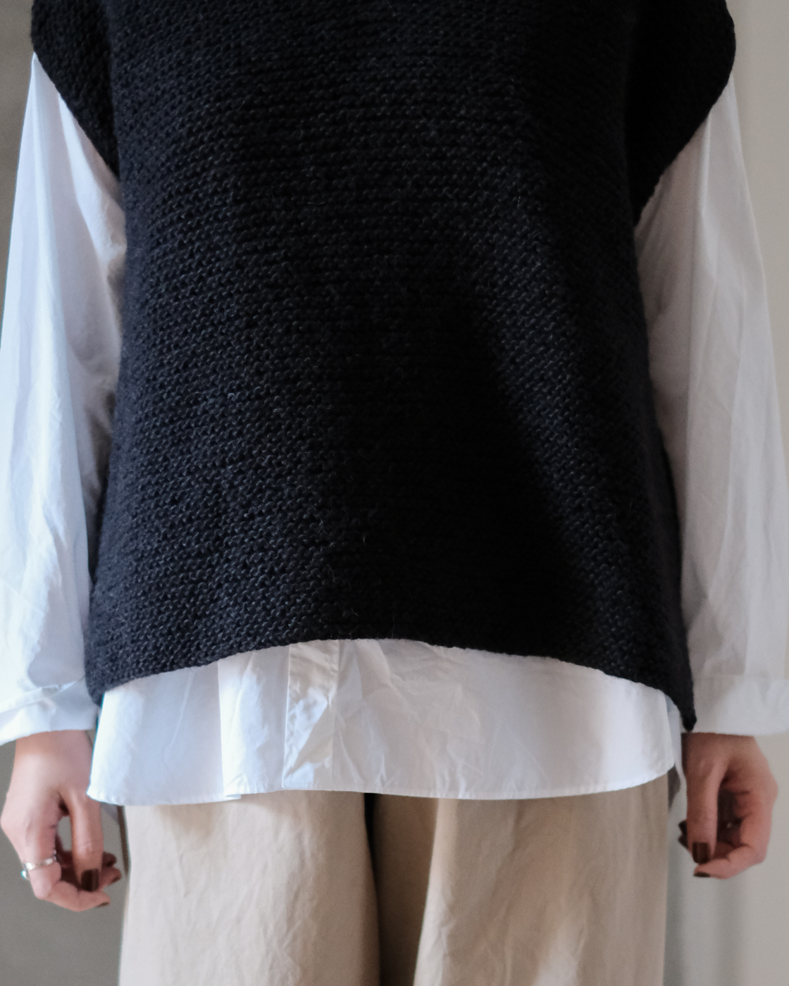 最終値下げ our アルパカ混の洗えるニットベスト チャコールブラック アルパカ混の洗えるニットベスト – OURHOME